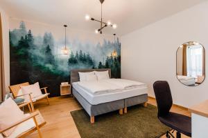um quarto com uma cama e um quadro na parede em H11 ROOMS ESZTERGOM em Esztergom