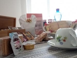 una mesa con una taza y un set de té en Appartamento L'Airone Cenerino, en Canzo