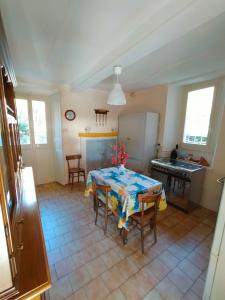 eine Küche und ein Esszimmer mit einem Tisch und Stühlen in der Unterkunft CASA VACANZE "LA QUIETE" in Nonio