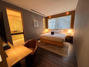 Postel nebo postele na pokoji v ubytování Naumi Hotel Singapore