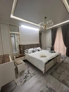 um quarto com uma cama grande e um espelho grande em lux apartment in tashkent city em Tashkent