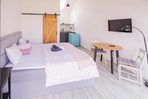 インドルジフーフ・フラデツにあるBabyky apartmányの小さなベッドルーム(ベッド1台、テーブル付)