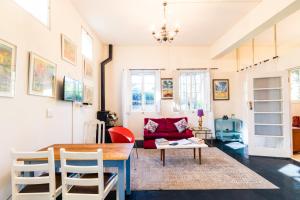 uma sala de estar com mesa e cadeiras em Skyview Manor em Stellenbosch