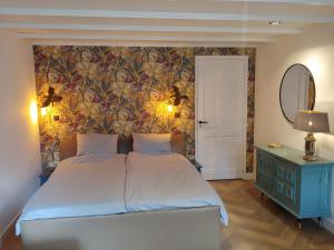 a bedroom with a bed with a floral wall at Appartement Juf in Lisse