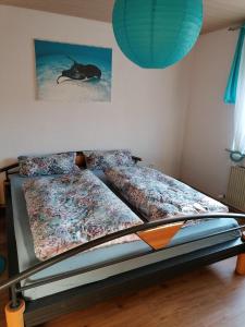 ein Schlafzimmer mit einem Bett mit Kissen darauf in der Unterkunft Ferienwohnung „Prims“ in Wadern