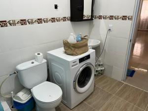 La salle de bains est pourvue d'un lave-linge et de toilettes. dans l'établissement Villa Piña Alojamiento rural, 
