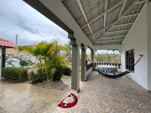 - une terrasse couverte avec un kiosque et un hamac dans l'établissement Villa Piña Alojamiento rural, 