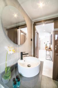uma casa de banho com um lavatório e um espelho em Home Sweet Home - Big Balcony with Great View em Kissamos
