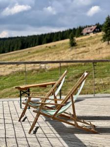 drewniana ławka na ganku w obiekcie Bouda Klínovka w Szpindlerowym Młynie