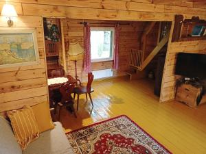 una vista aérea de una sala de estar en una cabaña de madera en Leśniczówka, en Olszewnica Stara