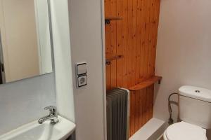 A bathroom at Cal Curpets - Bicicletas FREE Még 33 kép