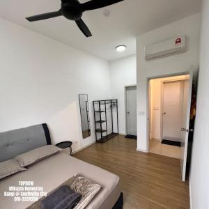 Giường trong phòng chung tại TOPVIEW Mikayla Homestay Bangi @ Southville City