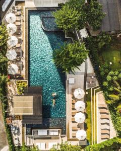 奧南海灘的住宿－Anana Ecological Resort Krabi-SHA Extra Plus，享有带白色遮阳伞的游泳池的顶部景致