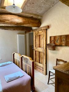 ein Esszimmer mit einem Tisch und einer Holztür in der Unterkunft Il Mulino dei Veraghi The Mill at the Falls in Molina