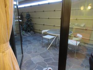 um quarto com uma mesa e cadeiras e uma árvore de Natal em Hotel Shuyukan (Adult Only) em Izumi-Sano