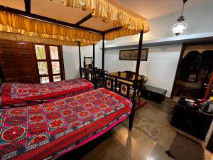 Rúm í herbergi á Sharad Baug homestay