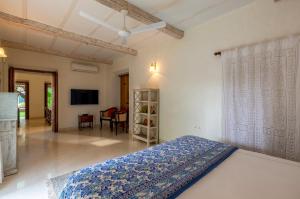 TV a/nebo společenská místnost v ubytování amã Stays & Trails Chikoo Villa, Goa + 26 fotografií