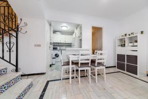 A kitchen or kitchenette at La Mata 002-04