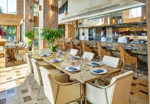 uma sala de jantar com uma mesa longa e cadeiras em Resorts World Sentosa - Equarius Hotel em Singapura