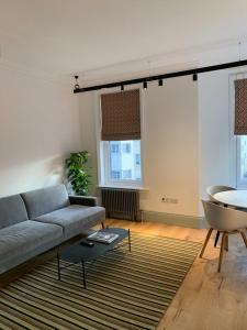 倫敦的住宿－Regents Park Apartments，客厅配有沙发和桌子
