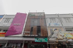 - un bâtiment dans une rue de la ville avec des boutiques dans l'établissement Yayah Residence at Sawojajar Bogor Redpartner, à Bogor
