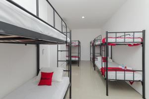 - un ensemble de lits superposés dans une chambre dans l'établissement Yayah Residence at Sawojajar Bogor Redpartner, à Bogor