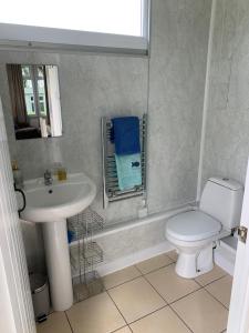 A bathroom at Woodland chalet close to beach