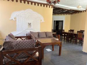 een woonkamer met een bank en een tafel bij Charming and Remarkable 1 Bed Villa in Diani Beach in Diani Beach