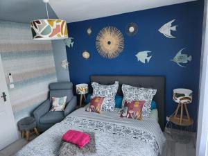 1 dormitorio con cama y pared azul en Brigitte room, en Barro