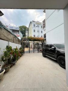 uma entrada com um carro estacionado em frente a um edifício em May Studio em Da Lat