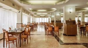 une grande salle à manger avec des tables et des chaises dans l'établissement Bran Brad Bega by Steaua de Mare, à Eforie Nord
