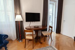 Televízia a/alebo spoločenská miestnosť v ubytovaní ViandanteHome, Luxury Rooms
