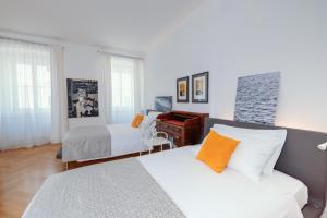 um quarto de hotel com duas camas e um piano em ViandanteHome, Luxury Rooms em Trieste