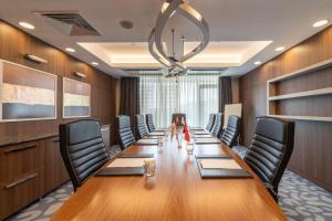 uma sala de conferências com uma mesa longa e cadeiras em Questa Thermal & Spa Hotel em Eskisehir mais 37 fotografias