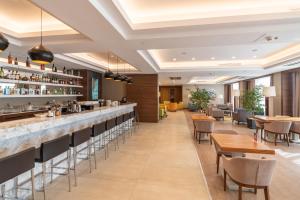 um bar num restaurante com mesas e cadeiras em Questa Thermal & Spa Hotel em Eskisehir