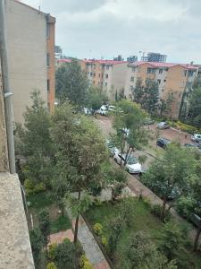 uma vista para um parque de estacionamento com árvores e edifícios em Fully furnished condo in the center of addis ababa em Addis Ababa