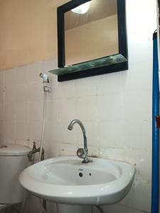 bagno con lavandino, specchio e servizi igienici di Fully furnished condo in the center of addis ababa ad Addis Abeba