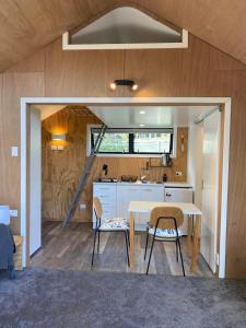 Gambar di galeri bagi Central Wanaka Oasis, Tiny Home, Mountain Views & Spring Water di Wanaka
