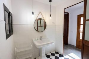 y baño con lavabo y espejo. en Villa Ca'n Pipeta, casa mallorquina centro Soller, en Sóller