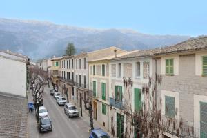 una calle de la ciudad con coches aparcados en la calle en Villa Ca'n Pipeta, casa mallorquina centro Soller, en Sóller