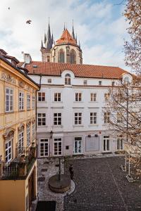 un grand bâtiment blanc avec une tour d'horloge dans l'établissement Women's Only Hostel - Female Only, à Prague