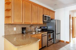 A cozinha ou cozinha compacta de Nolita 2br w wd nr SoHo NYC-992