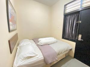 Gallery image of De Homestay Mitra RedDoorz Bitung in Bitung