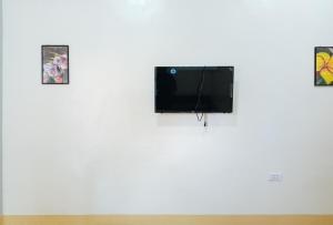 uma televisão numa parede branca com três imagens em RedDoorz @ Star Jewel Lodge Apayao em Colonia Parcela Number One