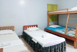 um quarto com dois beliches em RedDoorz @ Star Jewel Lodge Apayao em Colonia Parcela Number One