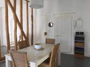stół jadalny z krzesłami i miską na nim w obiekcie Le Sarment w mieście Sainte-Menehould