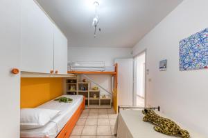 ein kleines Zimmer mit zwei Betten und einem Regal in der Unterkunft Villetta del cuore- Firenze del Sud in Marina San Gregorio