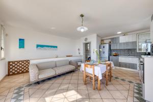 ein Wohnzimmer mit Sofa und Tisch in der Unterkunft Villetta del cuore- Firenze del Sud in Marina San Gregorio