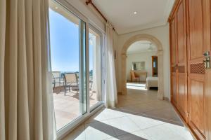 Giường trong phòng chung tại Villa MyPlaceToBe Moraira +35 ảnh