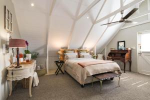 Postel nebo postele na pokoji v ubytování 12 On Tindall